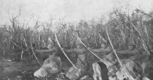 Selk'nam entrenando con arco y flecha, hacia 1920