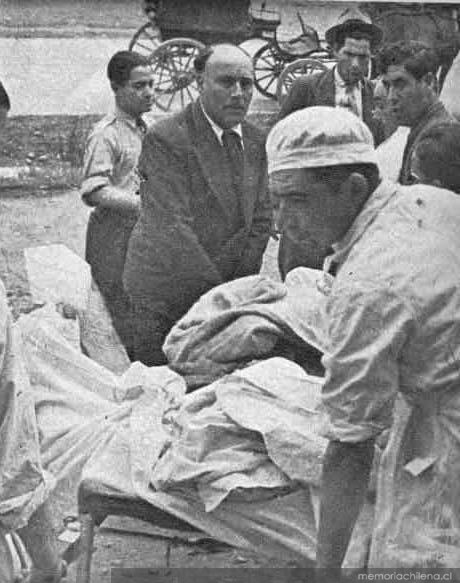 Médicos recogiendo heridos entre los escombros de Chillán