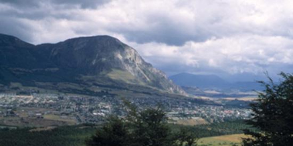 Vista de Coyhaique desde Reserva Nacional Coyhaique, Aysén, 2001