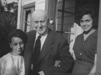 Fernando Santiván junto a sus hijas Iris y Regina, 1963