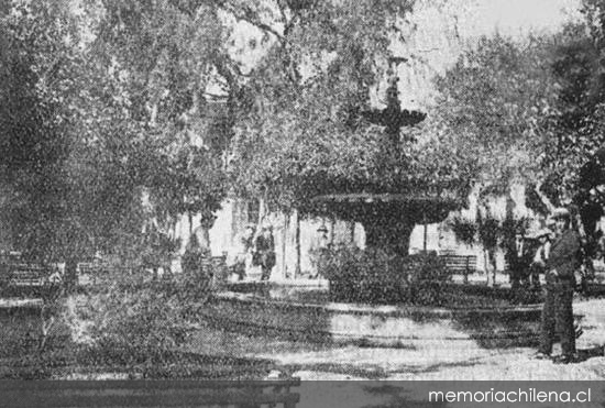 Fuente en la Plaza principal de Arica, hacia 1920