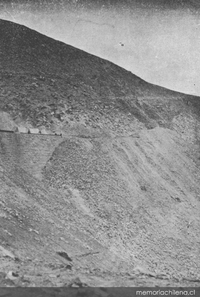 Ferrocarril de Arica a La Paz : muro y terraplén en el kilómetro 82, hacia 1913