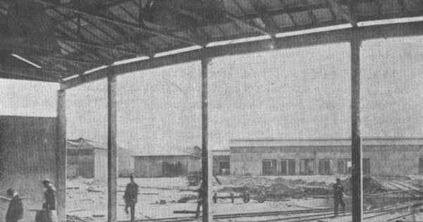 Ferrocarril de Arica a La Paz : Interior taller. Maestranza de Chinchorro