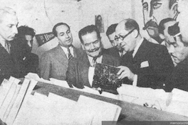 Alberto Romero junto al presidente Pedro Aguirre Cerda, en la Feria del Libro de 1939