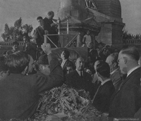 Pablo Neruda en el funeral del Secretario General del Partido Comunista, Galo Gonzáles, en 1958