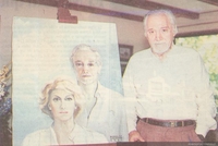 Enrique Campos Menéndez junto a un retrato pintado por su esposa