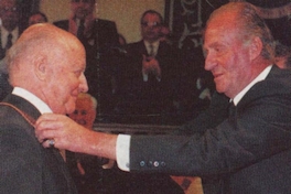 Jorge Edwards recibiendo el Premio Cervantes de parte del rey Juan Carlos de España