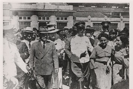 El Presidente de la República, Don Pedro Aguirre Cerda, su señora y otros, saliendo de la estación de ferrocarriles de Talca, después del terremoto, 1939