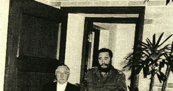 Luis Corvalán con Fidel Castro, en Cuba, 1977