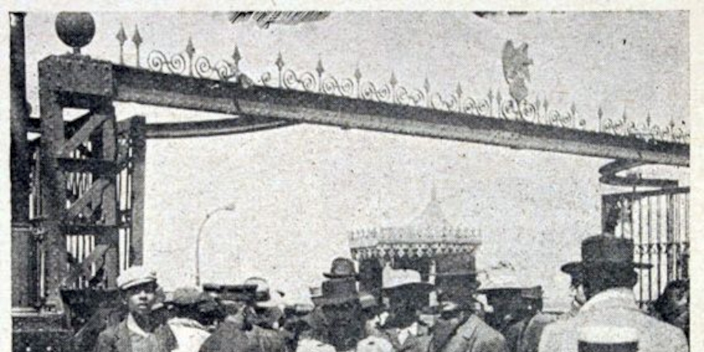 Desembarco de sobrevivientes de Iquique en Muelle Prat de Valparaíso, 1907