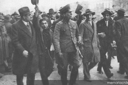 Multitud en las calles celebrando caída de Ibañez, 1931
