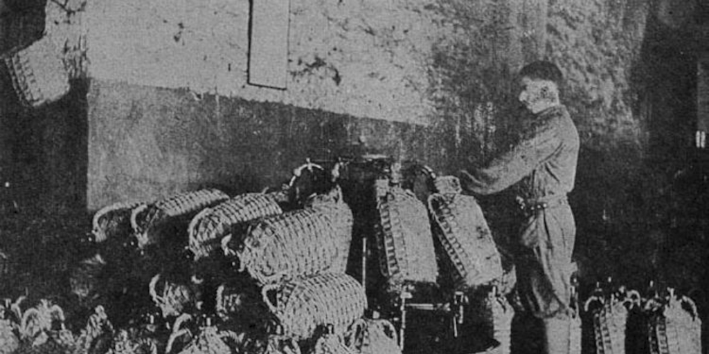 Trabajador envasando vino, hacia 1945
