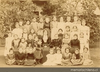 Grupo de alumnas con su profesora, hacia 1900