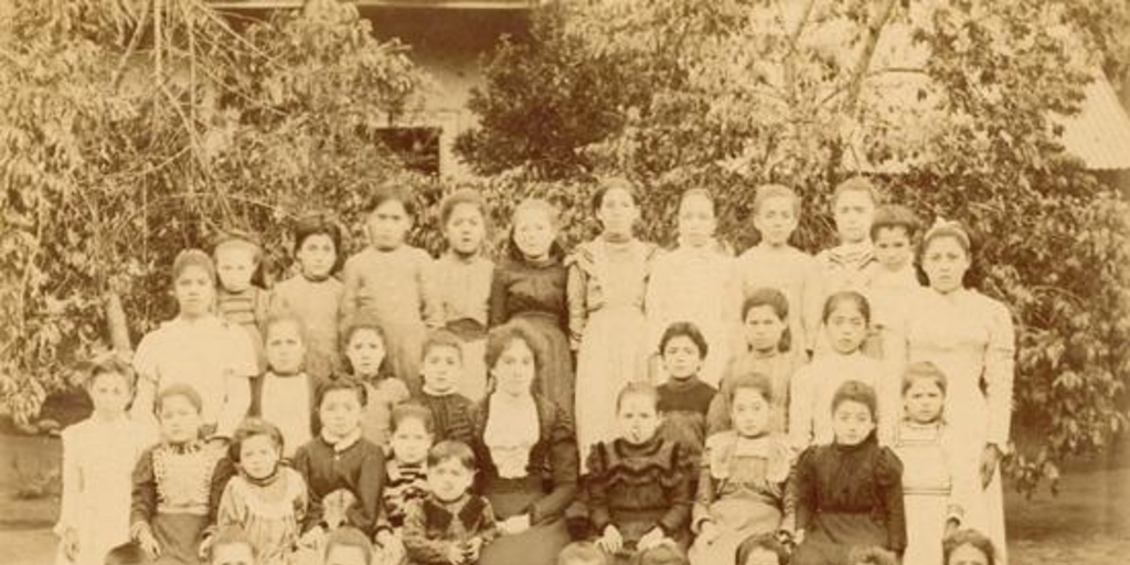 Grupo de alumnas con su profesora, hacia 1900