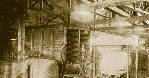 Prensadora de lana en la Estancia Bories, provincia Última Esperanza, Magallanes, 1920
