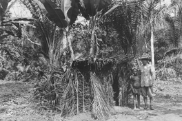 Martín Gusinde entre los pigmeos aka, Congo Belga, 1935