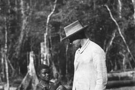 Martín Gusinde con una mujer bambuti, Congo Belga, 1934