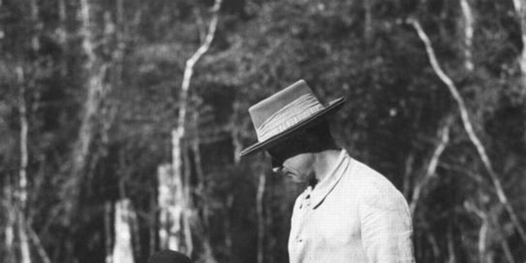 Martín Gusinde con una mujer bambuti, Congo Belga, 1934