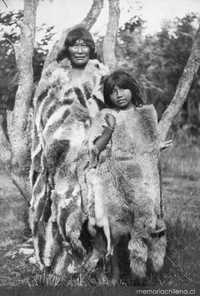 Mujer y niña selk'nam, hacia 1920