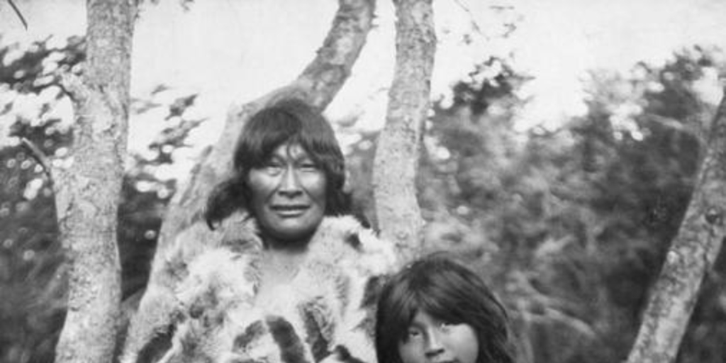 Mujer y niña selk'nam, hacia 1920