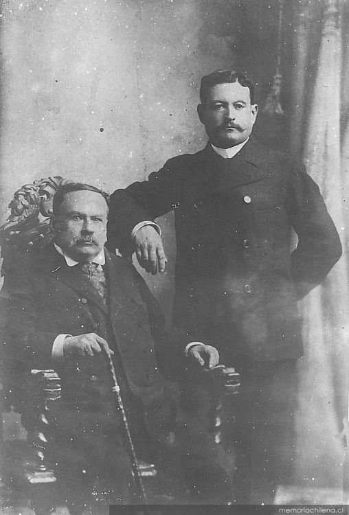 Nicolás Palacios junto a su padre, hacia 1900