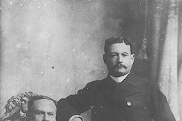 Nicolás Palacios junto a su padre, hacia 1900