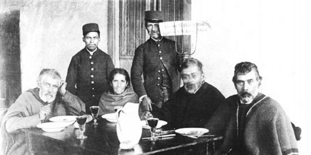 Vocales de mesa, subdelegación de Constitución, con un policía haciendo propaganda electoral, ca. 1890