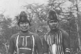 Hombres pintados con tari, dibujos totémicos usados durante la danza del Kewánix, Hain de 1923