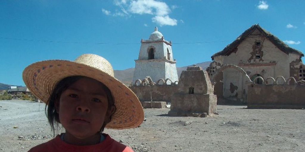 Niña aymara frente a la iglesia de Mauque, Primera Región, 2005