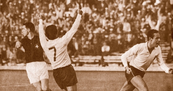 Jaime Ramírez celebra gol en el partido contra Suiza, 30 de mayo de 1962