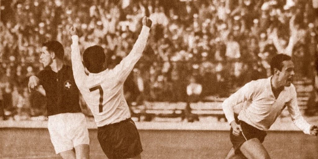 Jaime Ramírez celebra gol en el partido contra Suiza, 30 de mayo de 1962