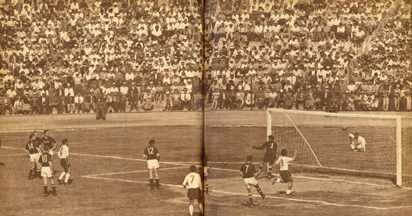 Leonel Sánchez marcando el primer gol del partido Chile-URSS, en cuartos de final, 10 de junio de 1962