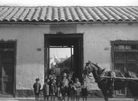 Niños afuera de un conventillo, Santiago, 1920