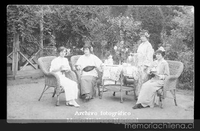 Mujeres tomando el té en el jardín