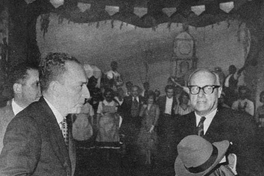 Jorge Alessandri abandonando la sala Camilo Henríquez tras el estreno de La Pérgola de las Flores, 1960