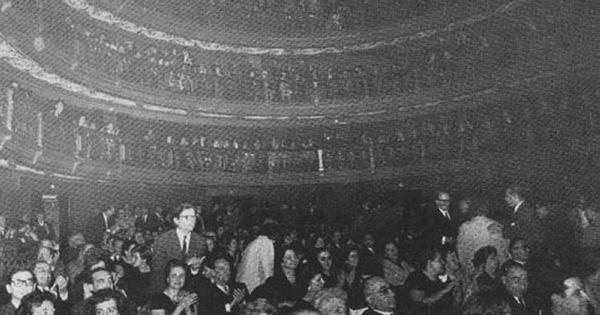 El Teatro Español de Madrid la noche del estreno de La Pérgola de las Flores, 2 de noviembre de 1961