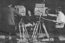 Violeta Parra grabando para el canal 9 de la Universidad de Chile, 1966
