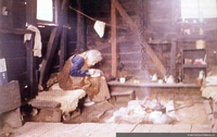 Dueña de casa en su cocina en Quenac, Chiloé, ca. 1970