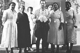 Pedro Aguirre Cerda con las empleadas de su casa en fundo Conchalí, hacia 1940