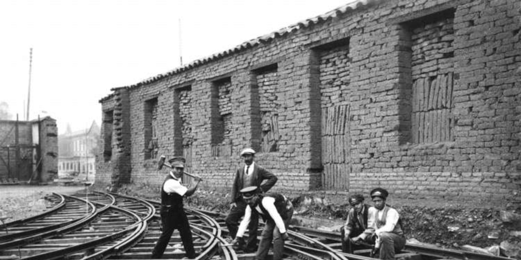 Trabajadores encargados de los rieles del servicio de tranvías, década de 1920