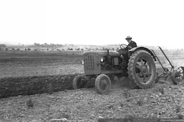 Tractor de fundo en Colipulli, siglo 20