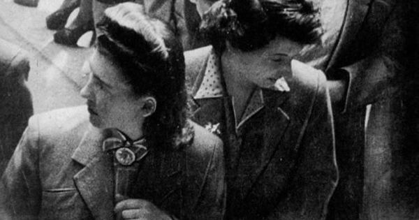 Mujeres votando en las elecciones municipales de 1945