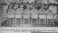 Madres, sus hijos y personal médico en Oficina del Niño del Consultorio n° 2 de calle Maruri, Santiago, 1943