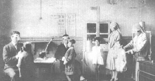 Visitadora social : auxiliar del médico en la inspección sanitaria escolar, 1928