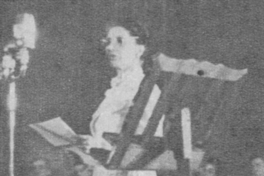 Amanda Labarca, pedagoga, en ceremonia de promulgación del derecho a sufragio femenino, enero 1949
