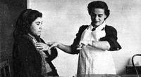 Enfermera sanitaria controla salud de una mujer embarazada en su hogar, 1948