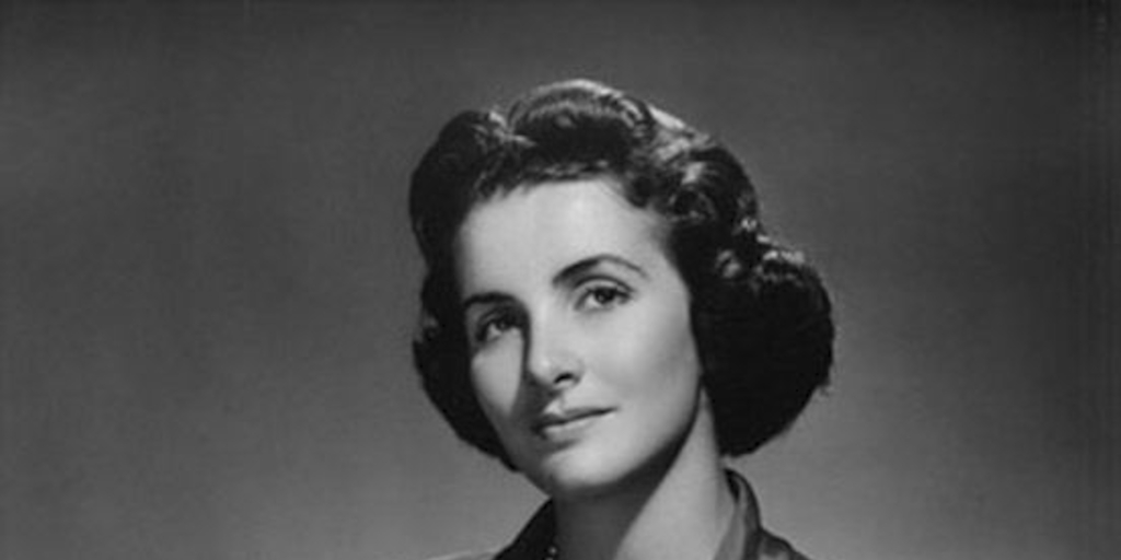 Mujer con collar de perlas, hacia 1950