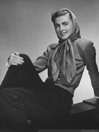 Mujer con pañuelo en la cabeza, hacia 1948