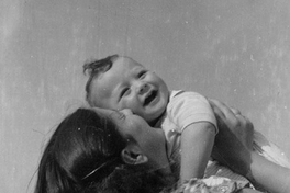 Mamá abraza a su hijito Claudio Teitelboim, hacia 1960