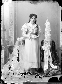 María Rosa Golling en su primera comunión, 1897